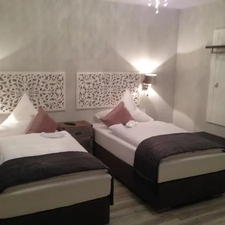 Отель Haus Loewe Фрехен